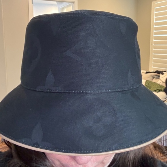 LOUIS VUITTON Bucket Hat Daily Glam Black Beige M7164M MED - Picture 2 of 13